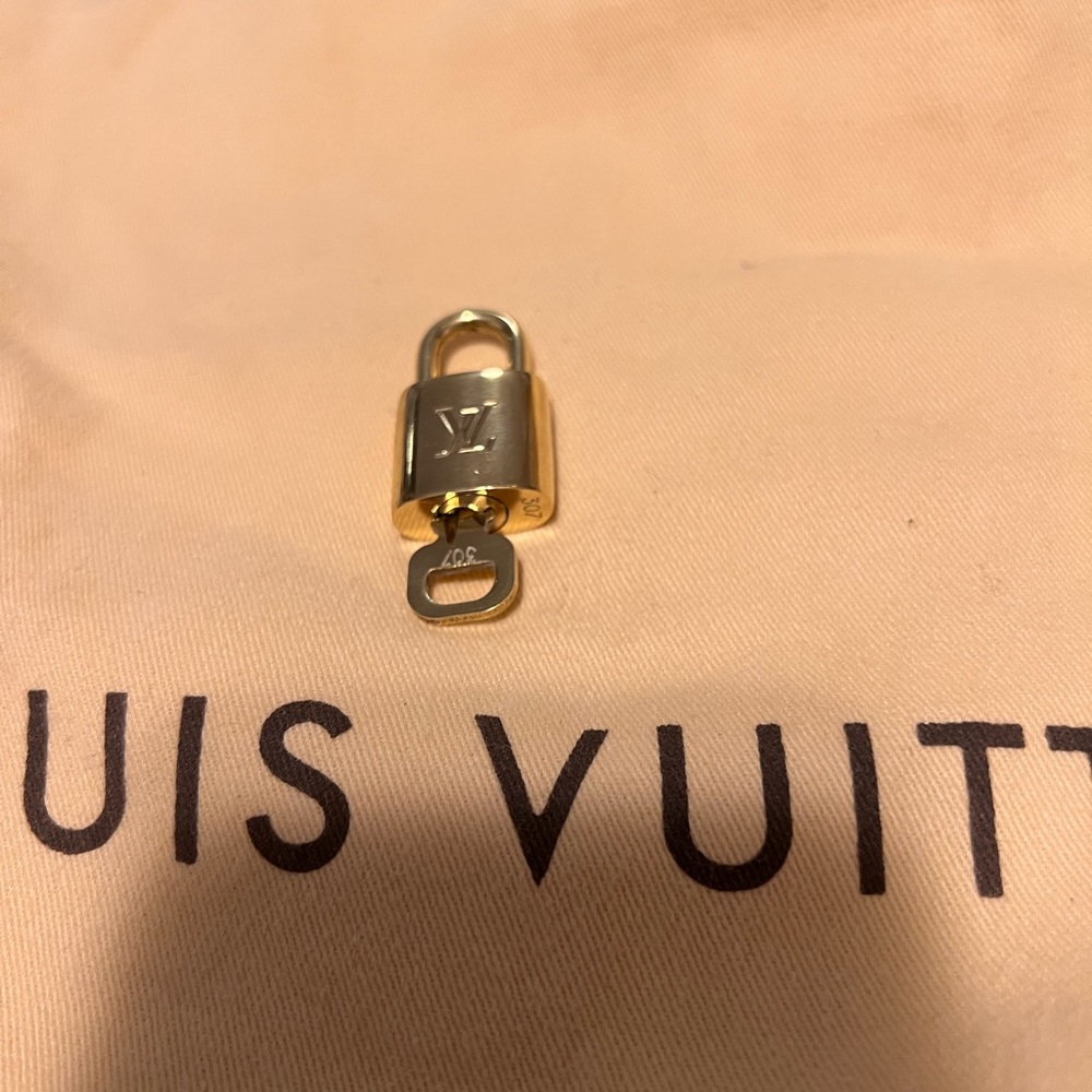 Auth LV lock and key brass